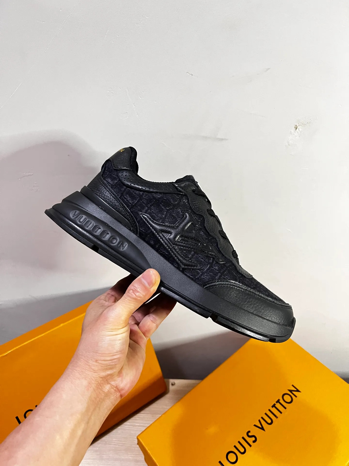 Factory price: 438💰LV men's classic casual sneakers. This sneaker is made of soft cow leather and has a classic logo. The classic logo shapes the elegant upper. The thick yet lightweight rubber outsole is embossed with the Louis Vuitton logo. The padded insole and technical lining once again upgrade the comfort experience. The calfskin lining imported from Italy is high-end and comfortable, and the original outsole is light and wear-resistant! Purely handmade, details determine quality! Size: 38-45, customized 45